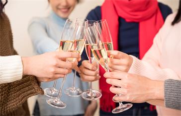 攝圖網(wǎng)_500759151_圣誕聚會喝酒碰杯干杯(非企業(yè)商用).jpg